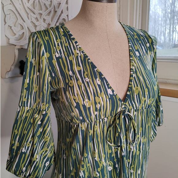 BCBG Paris Green Print Bell Sleeve Deep V Neck Shift Dress Size XS - Picture 9 of 10